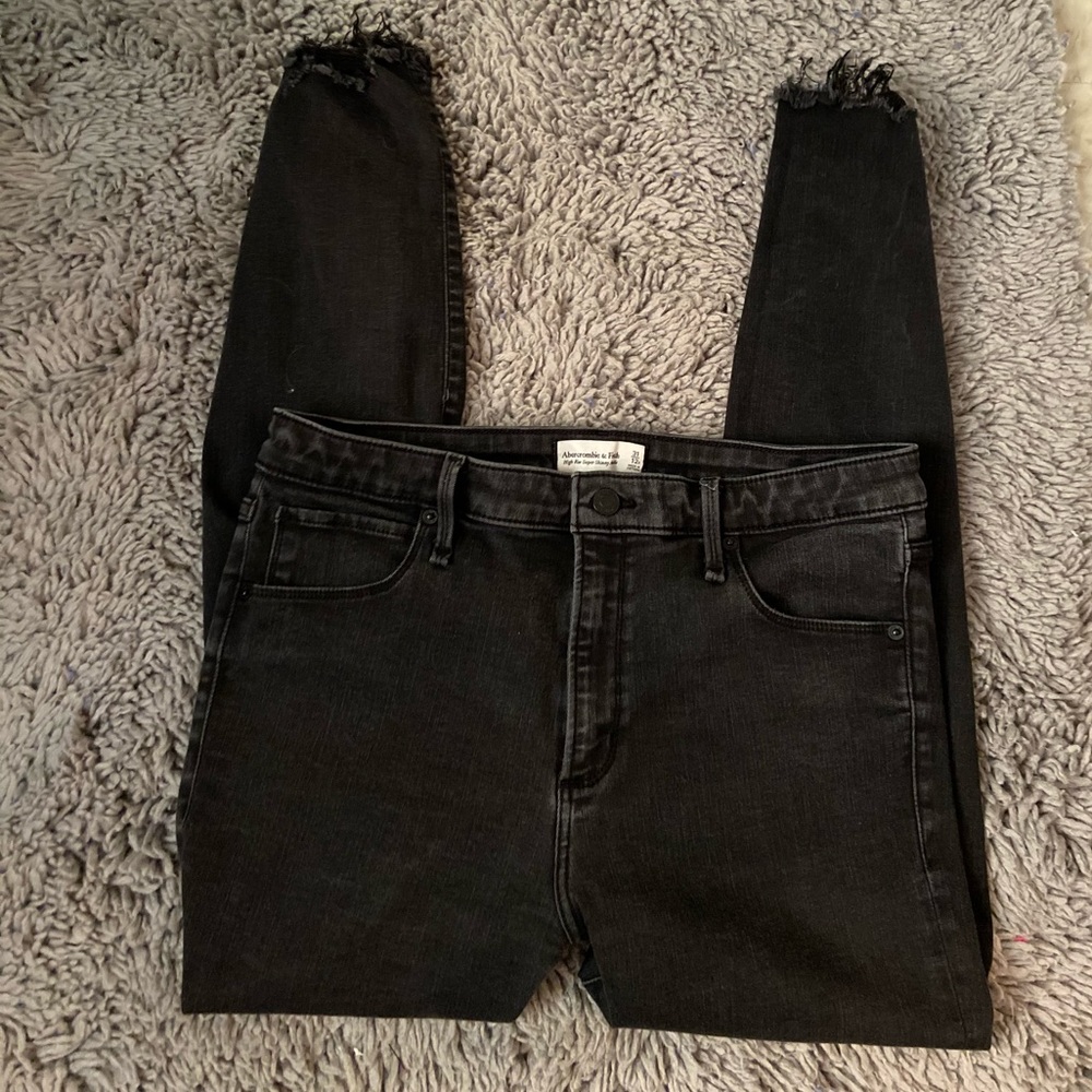 USED- A&F High Rise Skinny Distressed Jean